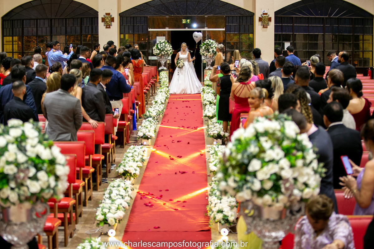 entrada da noiva na igreja, vestido de noiva