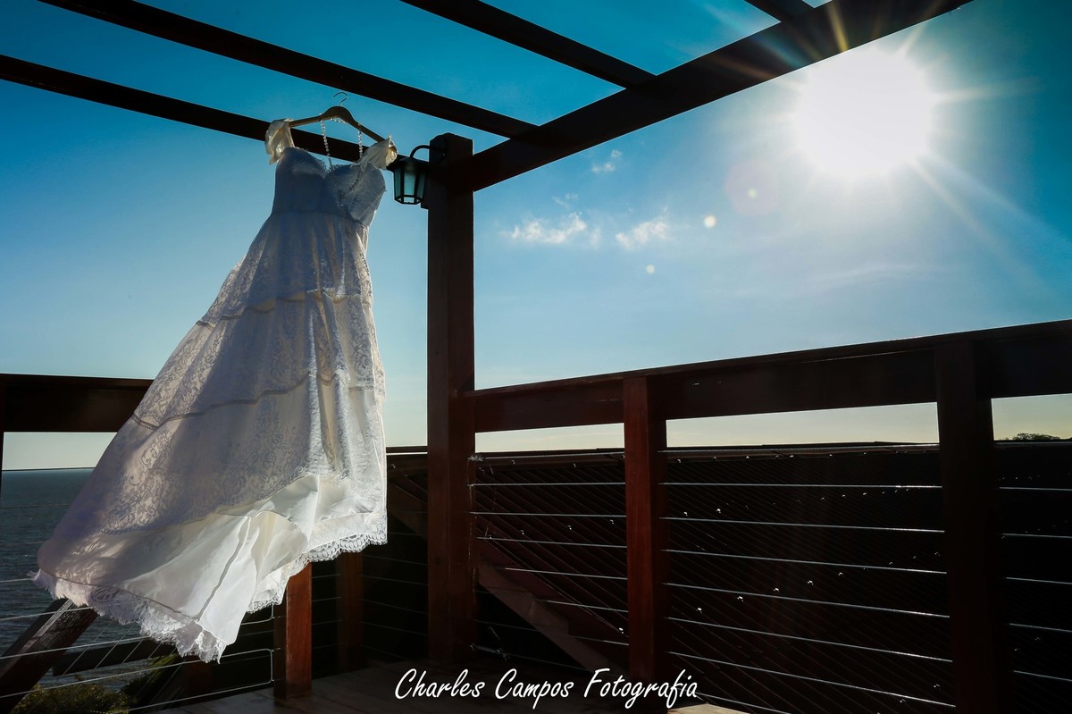 Vestido de noiva ao ar livre com sol em radiante