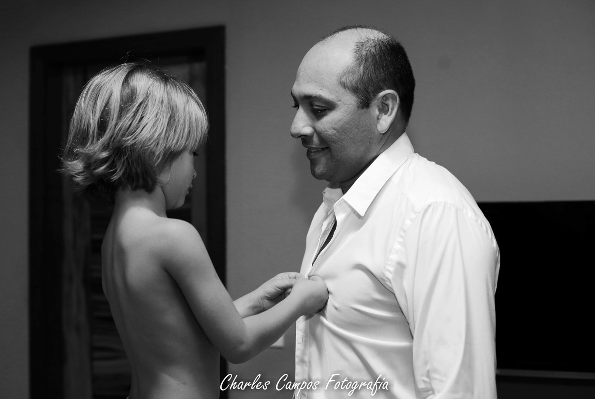 filho arruamando pai para o casamento