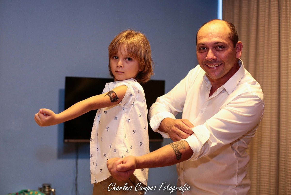 pai e filho em making of de casamento