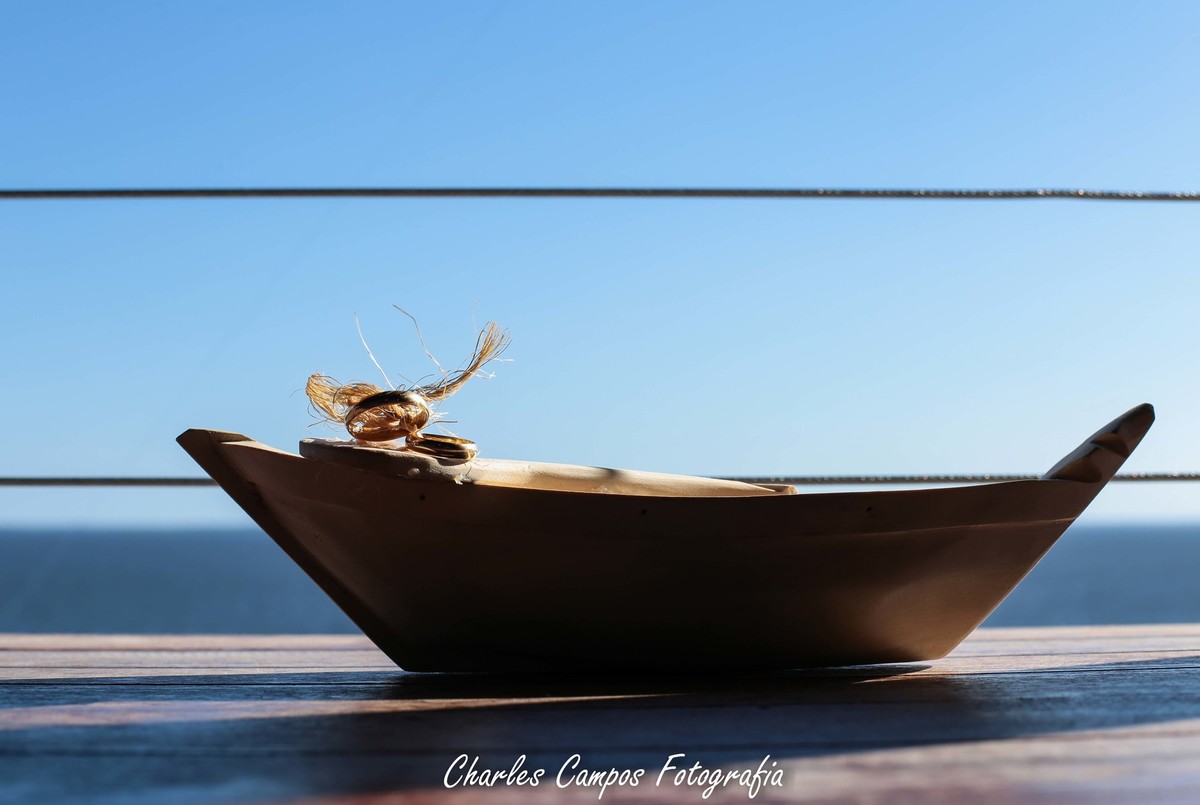 alianças em canoa rústica com o céu azul por trás ao ar livre