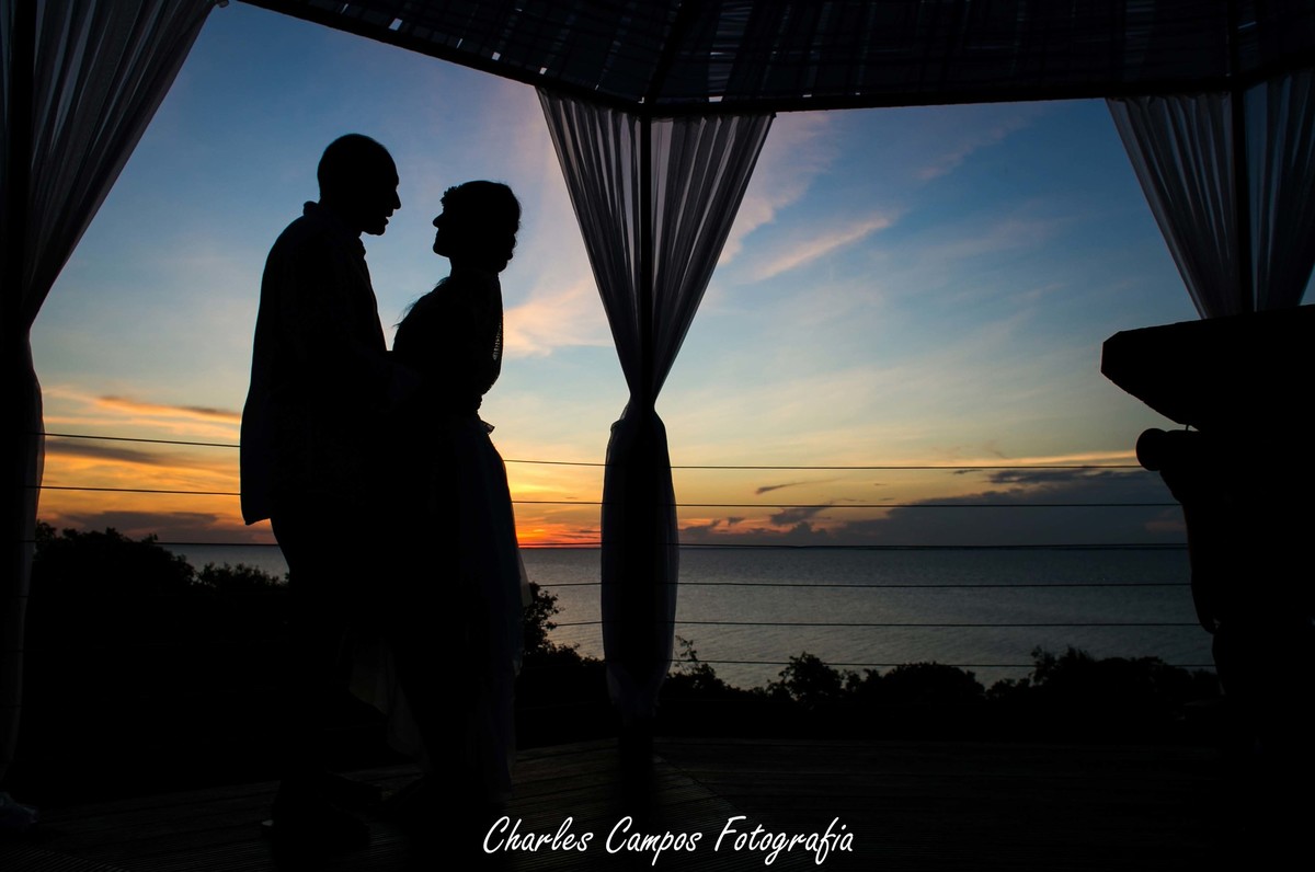 silhueta de casal ao por do sol na casa do saulo no carapanari em santarém pará