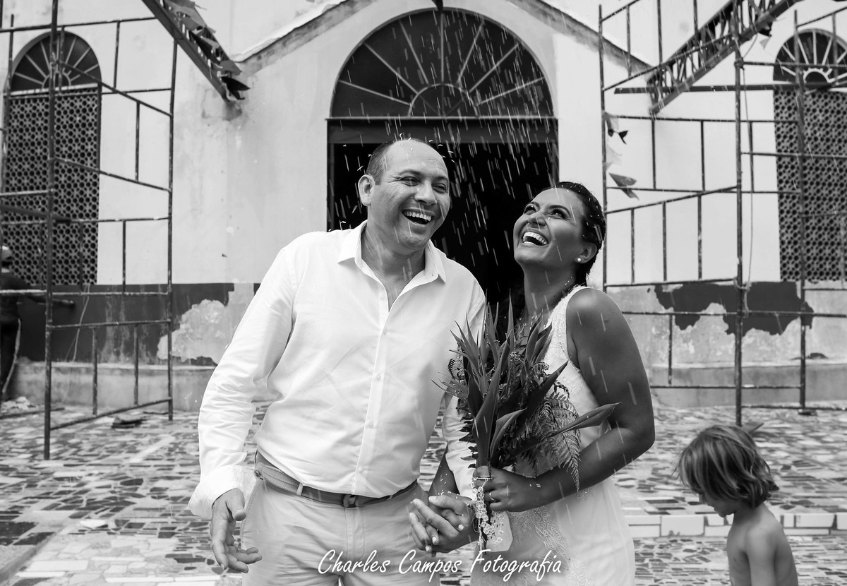 chuva de arros na saída da igreja após casamento