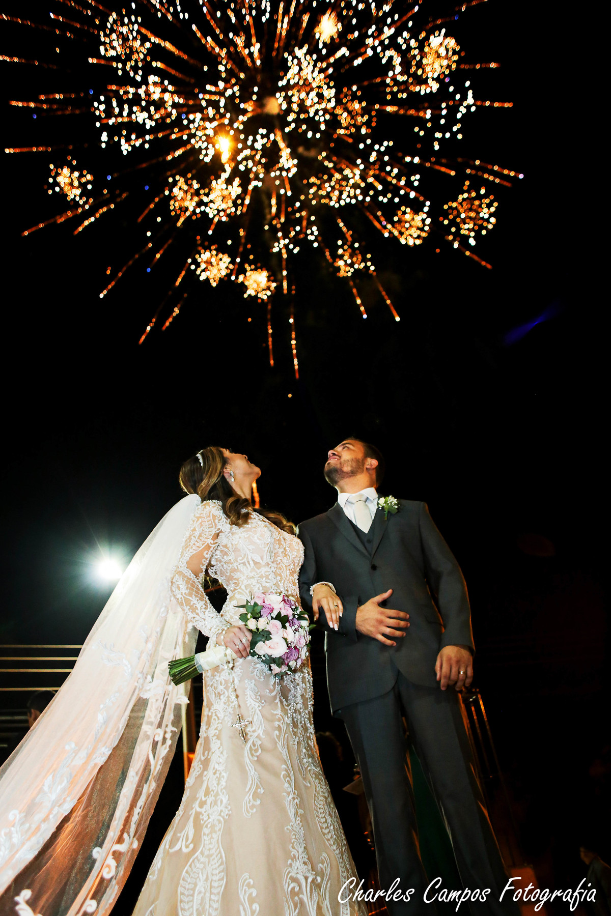 fogos na saída da igreja