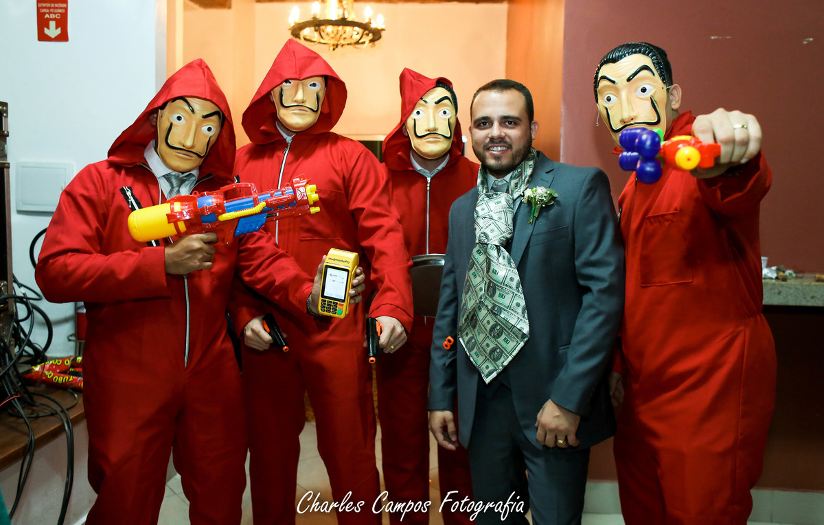 Equipe corte da gravata