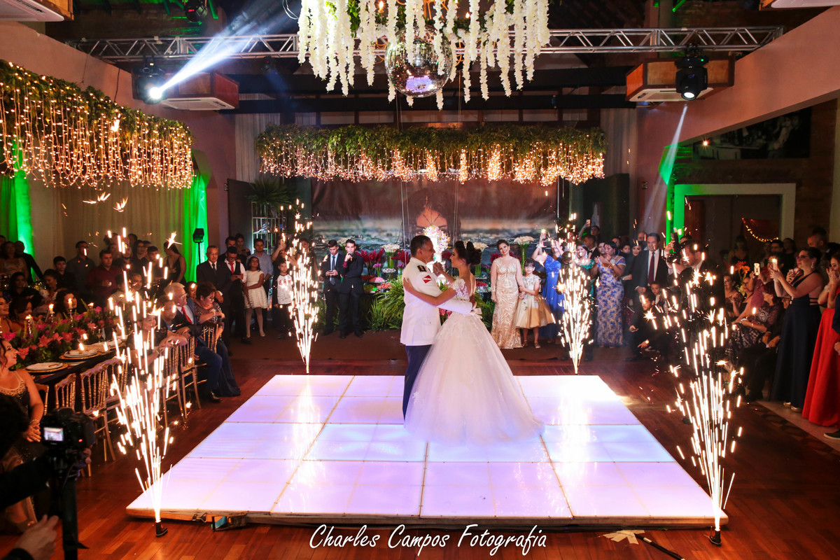 fogos na hora da valsa de 15 anos 