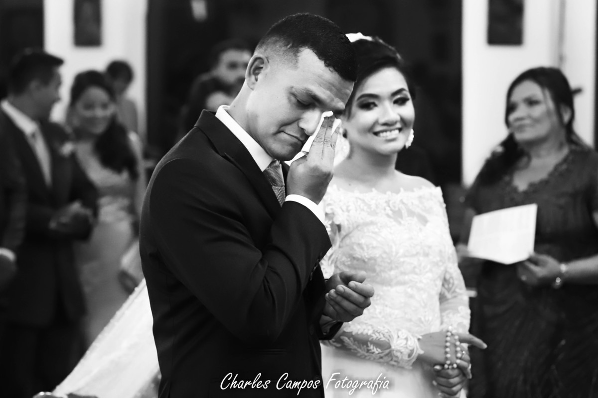 noivo emocionado na cerimonia