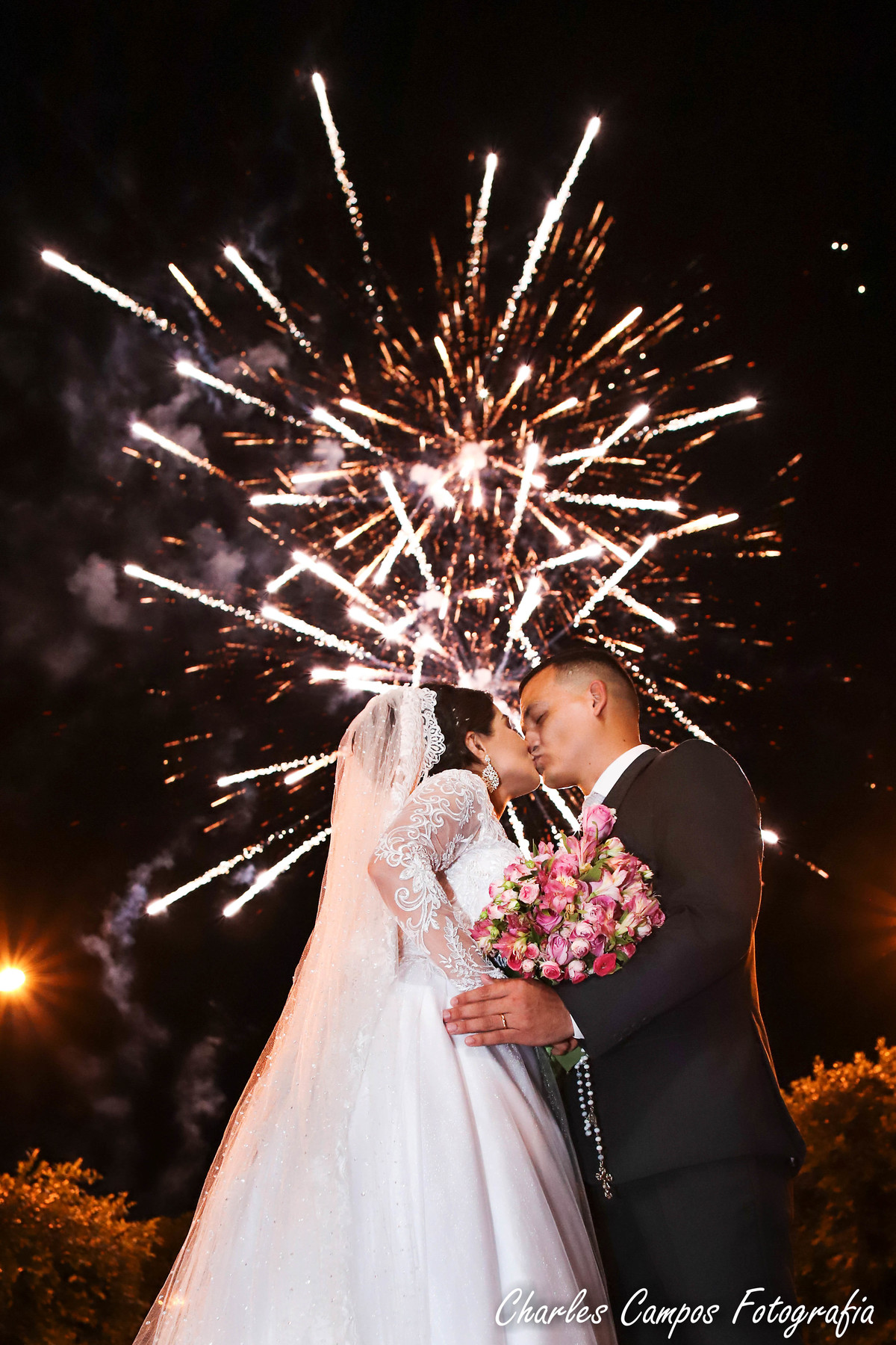 fogos de artificil na saida da igreja