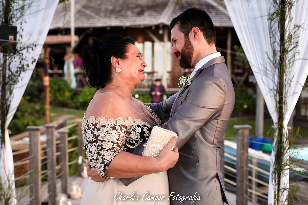 foto emocionante em cerimonia de casamento