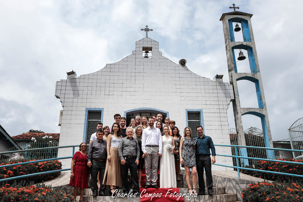fotos  em frente a igreja em casamento