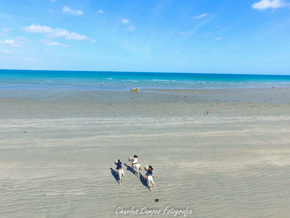 foto aerea cavalgando em fortaleza a beira mar em jericoacoara