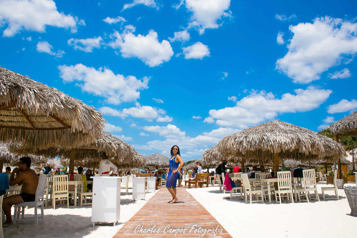 Ana Flavia em pose na passarela da praia do paraiso em jericoacoara