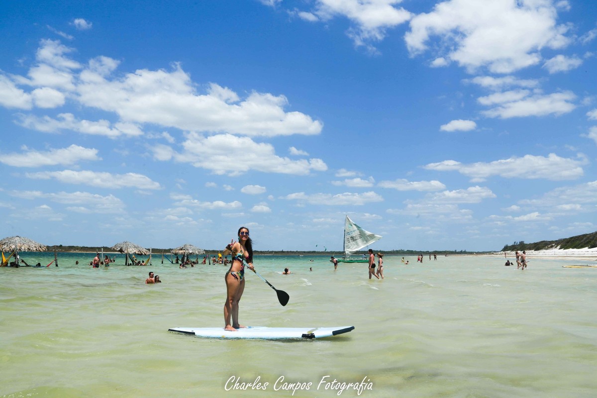curtindo a praia do paraiso em jericoacoara em cima de stand up.
