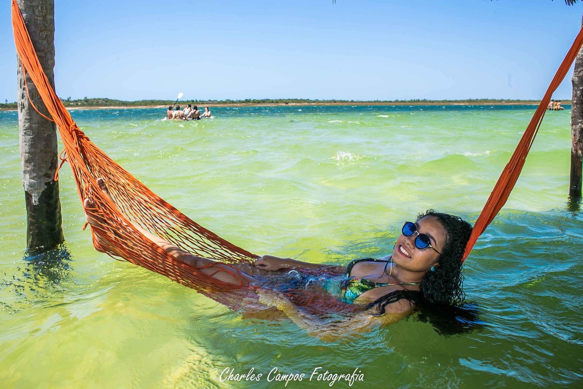 deitada na rede no lago do paraiso em jericoacoara