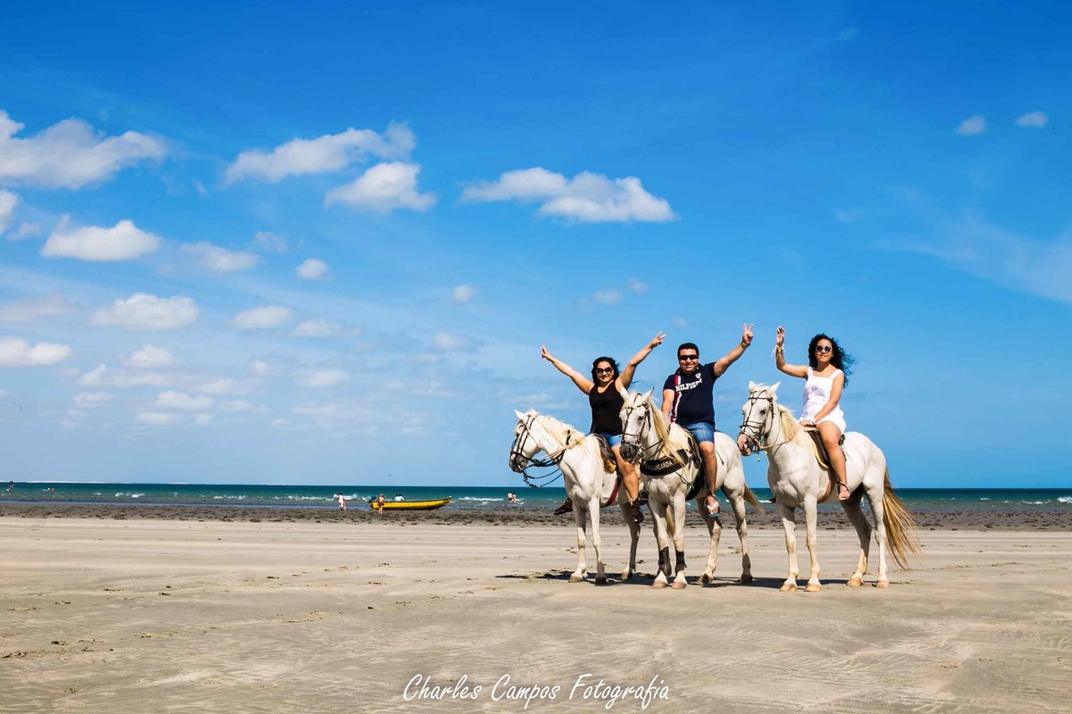 cavalgando pela praia em Jericoacoara. a beira mar