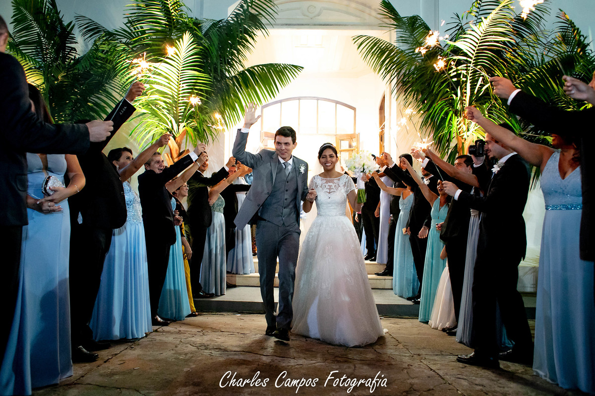 saida de noivos da igreja