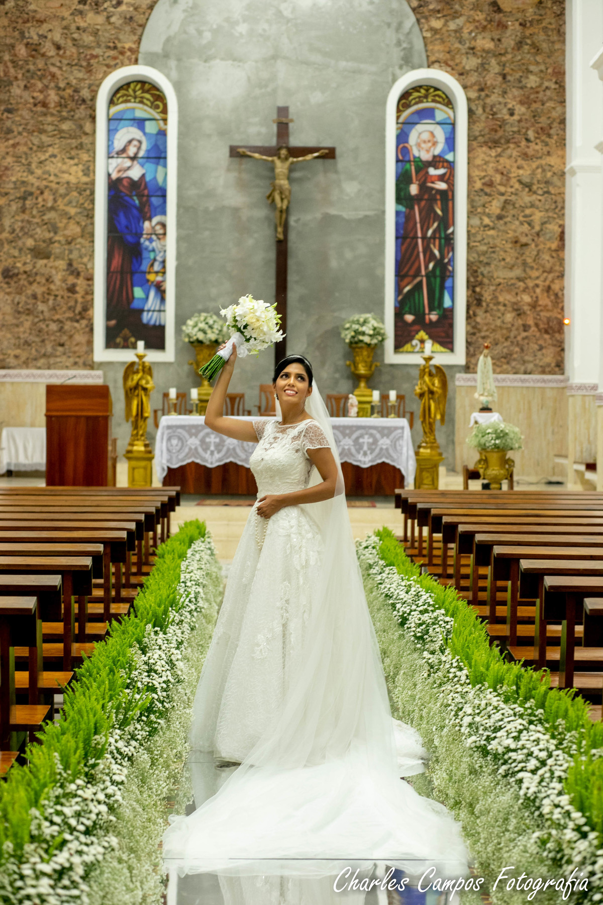 noiva em pose na igreja