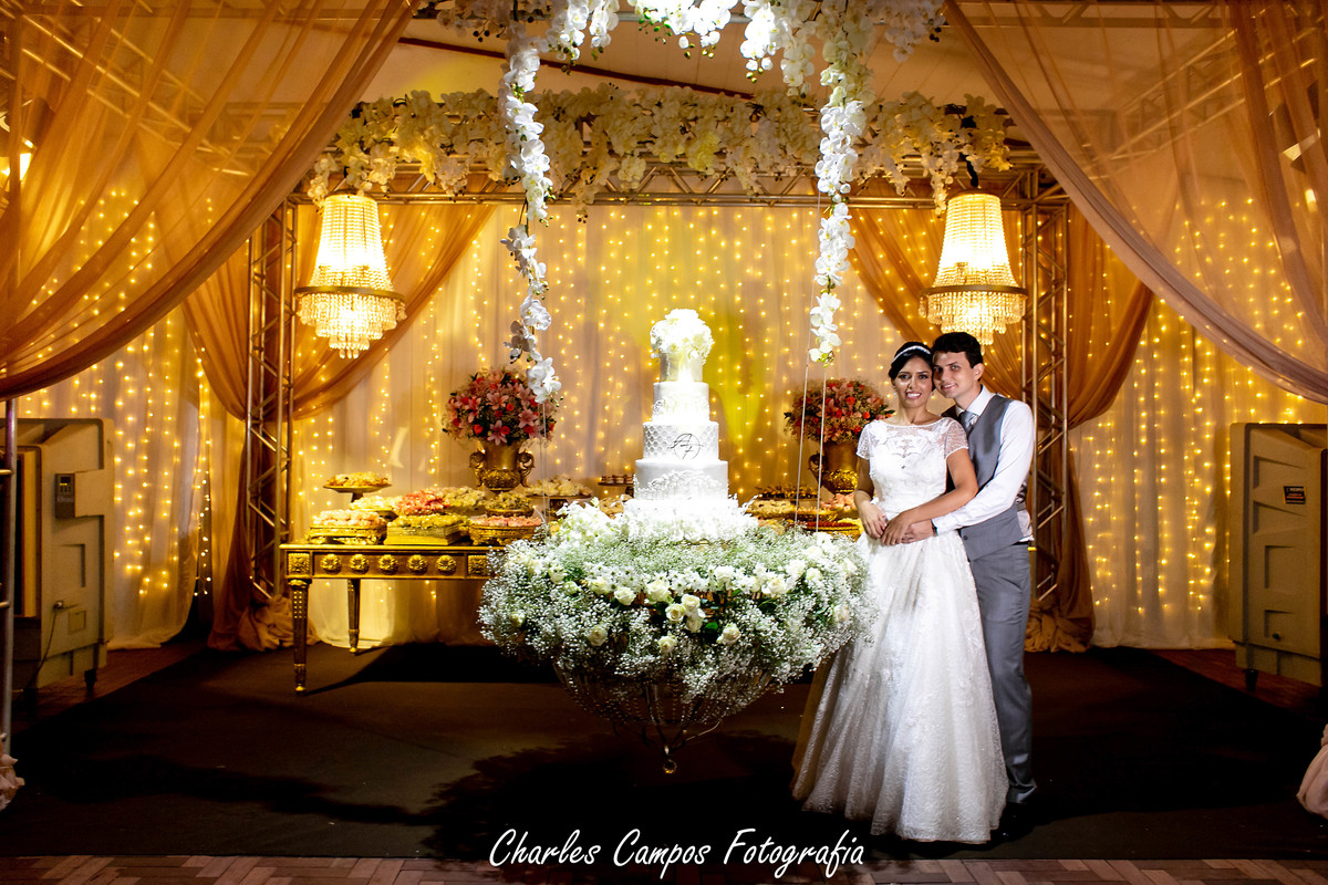 retrato de casal na mesa do bolo