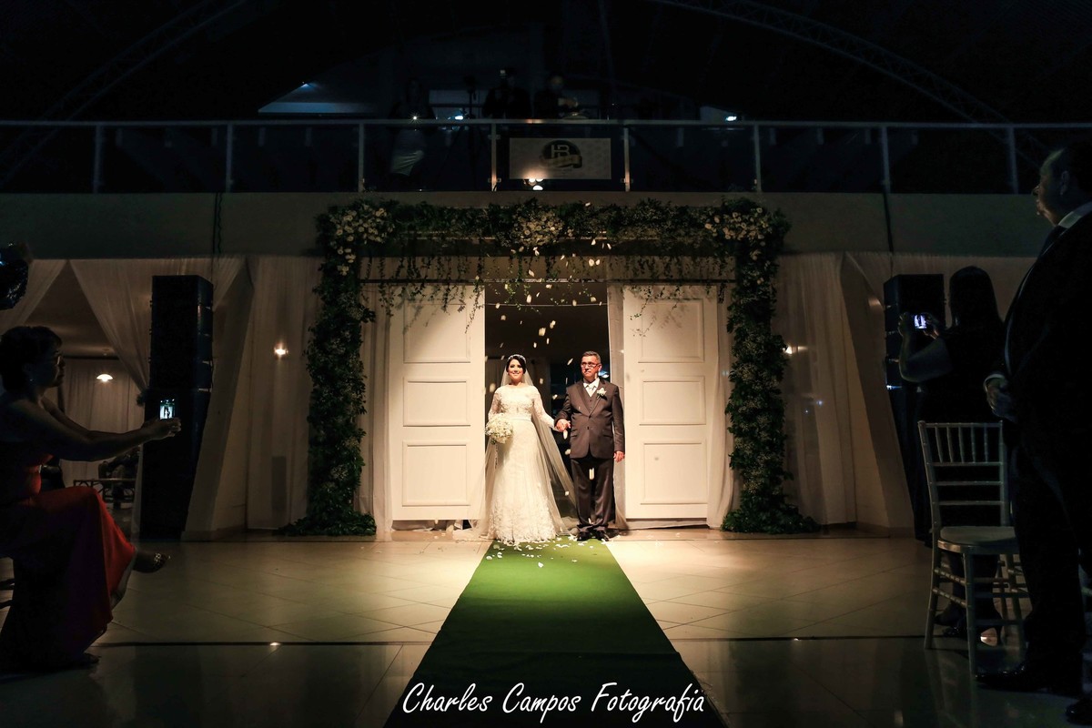 entrada da noiva com petalas de rosas