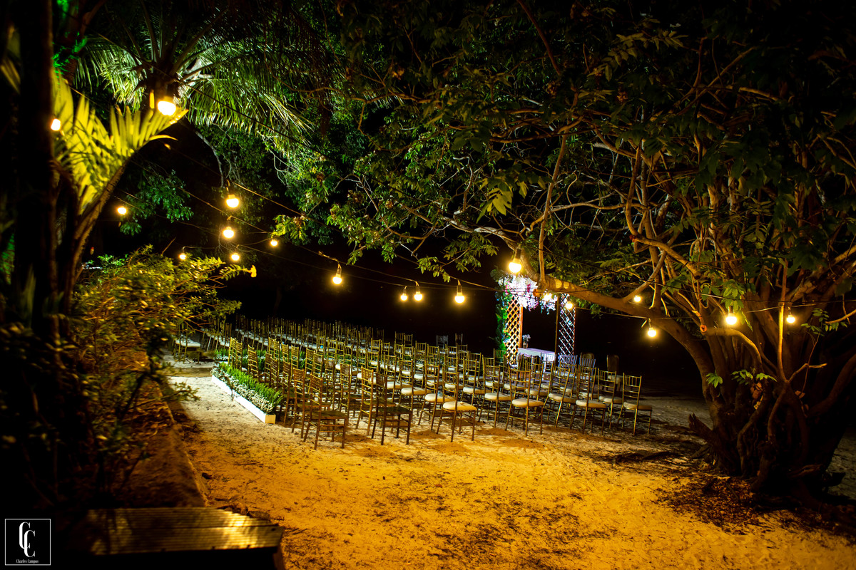 Decoração de casamento na praia a noite