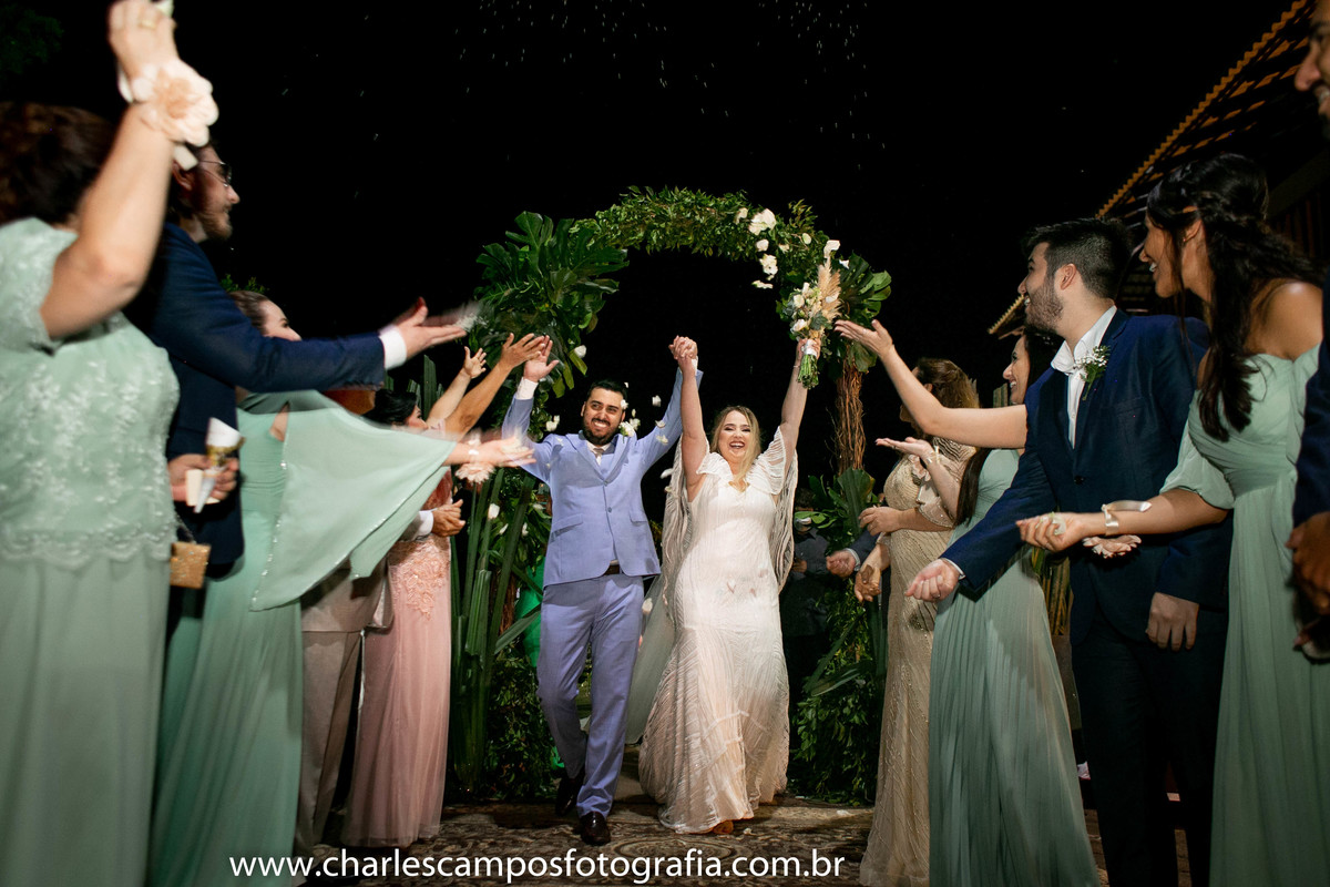 saída de noivos de casamento