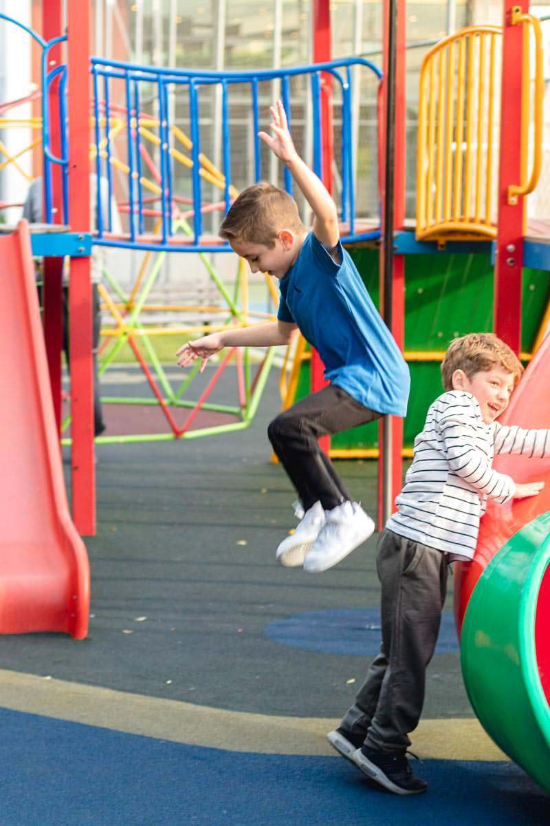 Criança brincando no parquinho