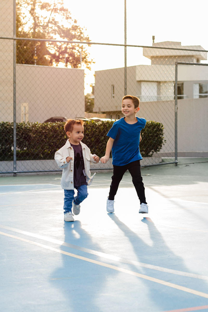 Criança brincando no parquinho