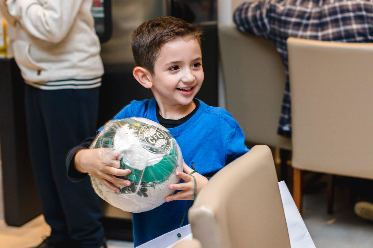 criança com bola de futebol