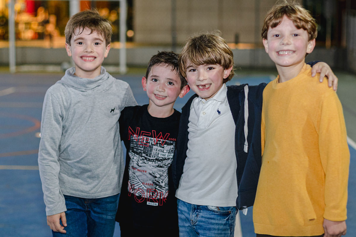 crianças abraçadas