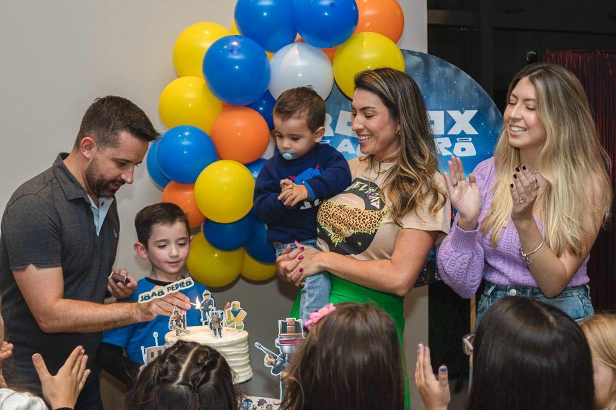 família cantando parabéns 