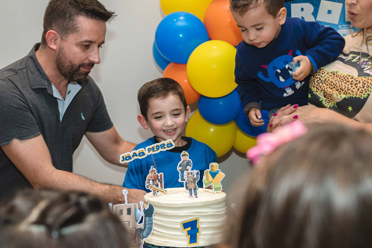 família cantando parabéns 