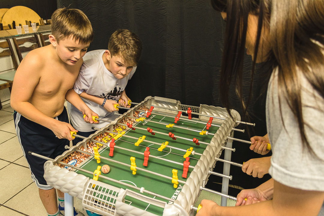 Crianças jogando totó