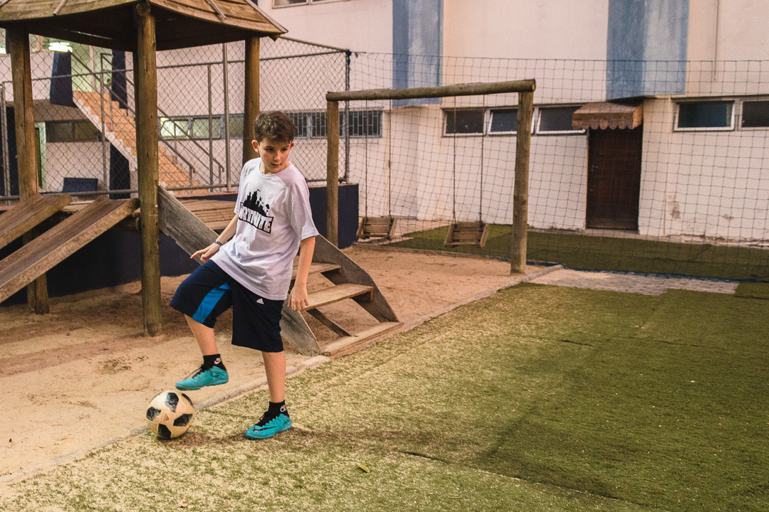 Crianças jogando futebol