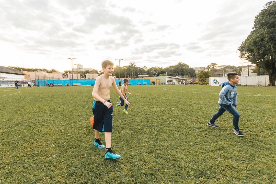 Crianças jogando futebol