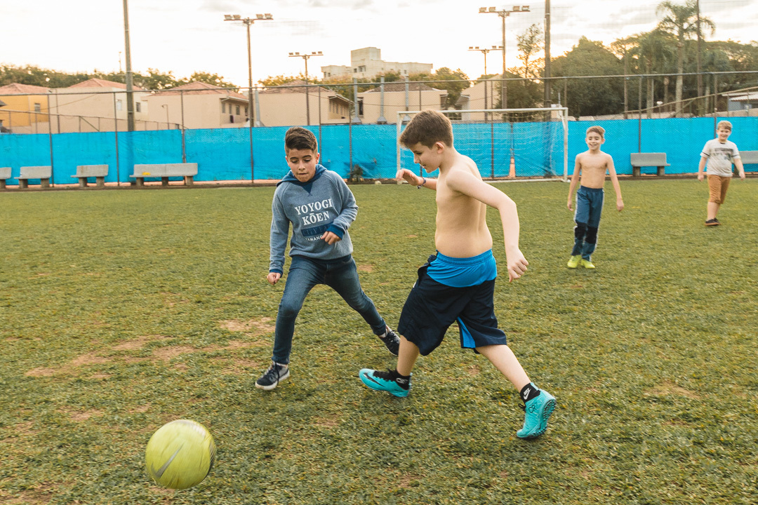 Crianças jogando futebol