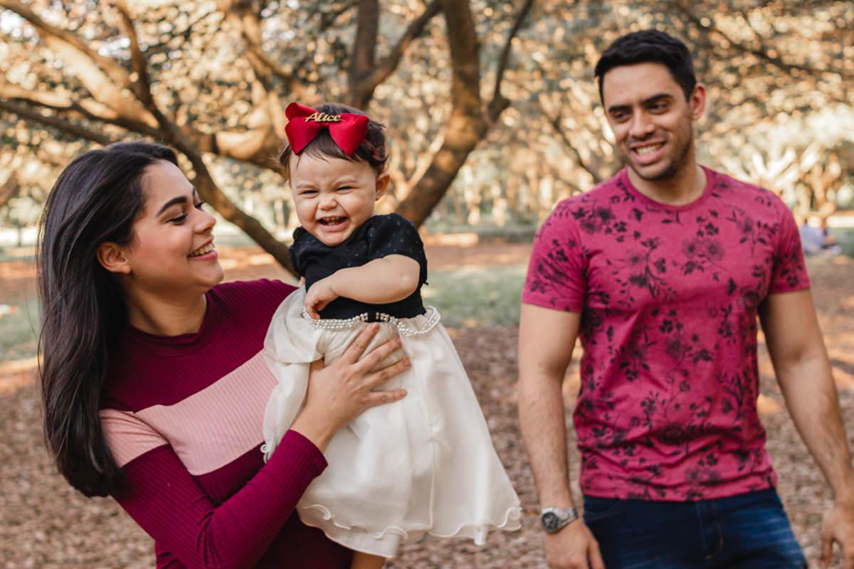Mãe, pai e filha no Parque Villa Lobos, São Paulo, SP