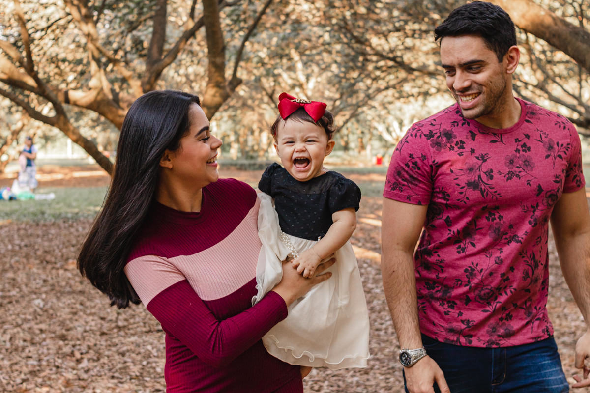 Mãe, pai e filha no Parque Villa Lobos, São Paulo, SP