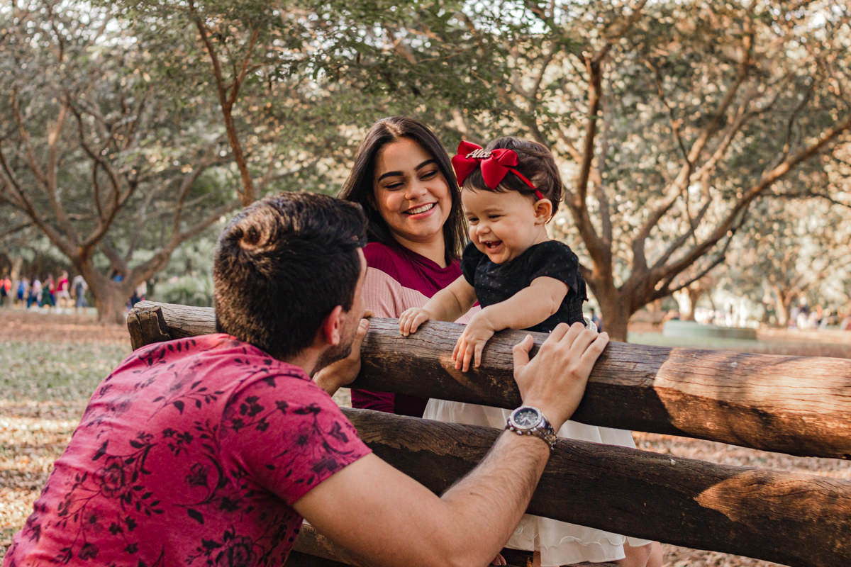 Mãe, pai e filha no Parque Villa Lobos, São Paulo, SP
