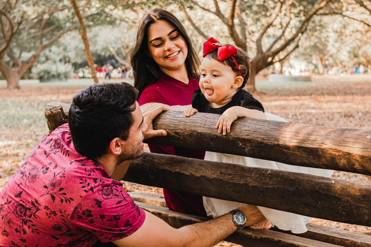 Mãe, pai e filha no Parque Villa Lobos, São Paulo, SP