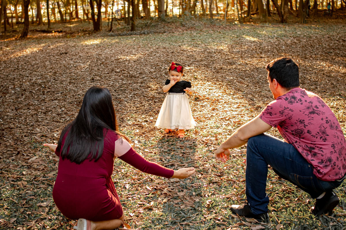 Mãe, pai e filha no Parque Villa Lobos, São Paulo, SP