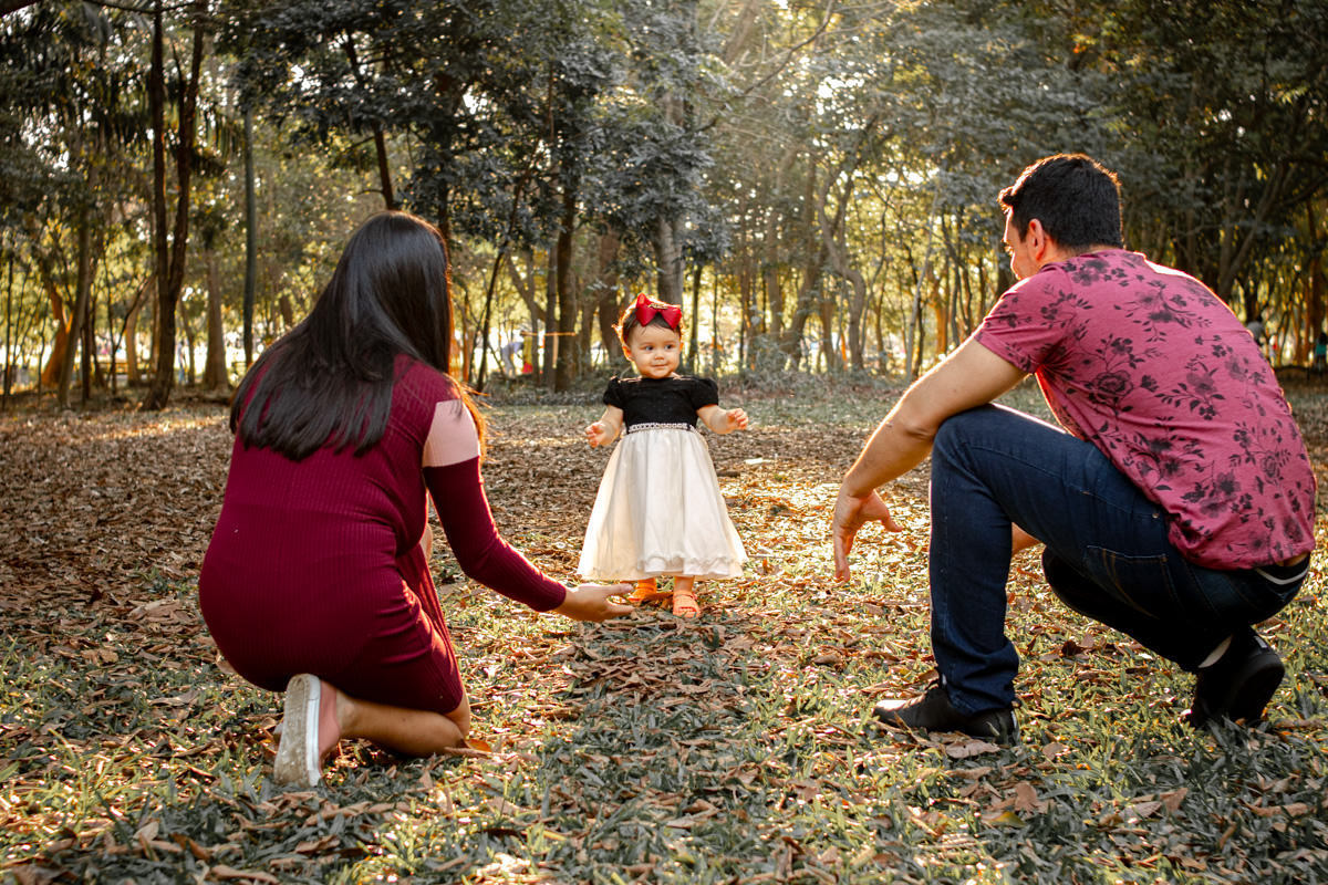 Mãe, pai e filha no Parque Villa Lobos, São Paulo, SP