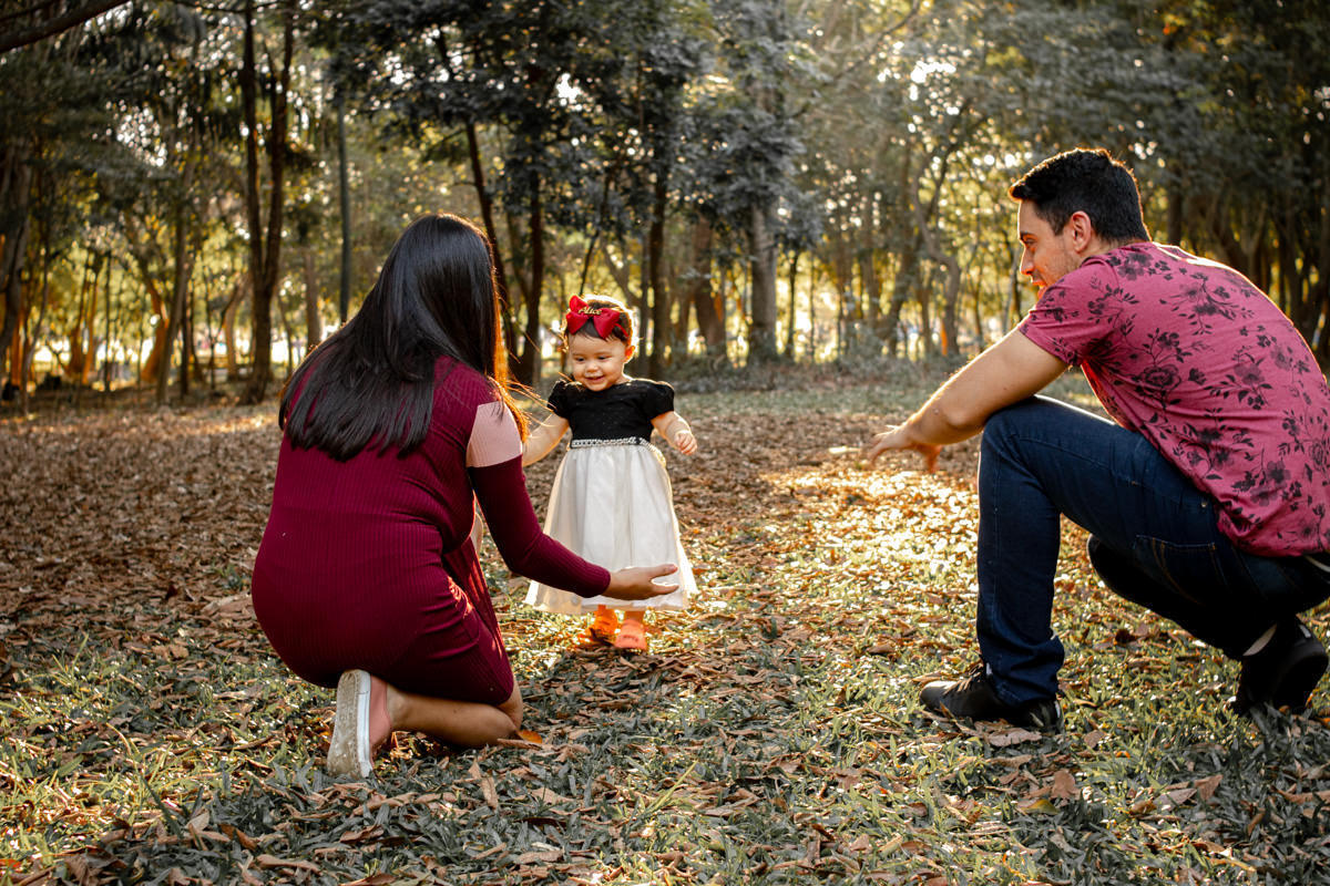 Mãe, pai e filha no Parque Villa Lobos, São Paulo, SP