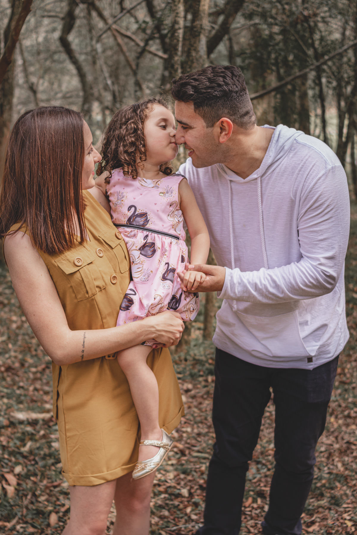 filha beijando a pai no Parque Tingui em Curitiba 