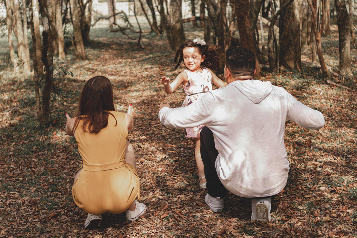 menina abraçando o pai no Parque Tingui em Curitiba 