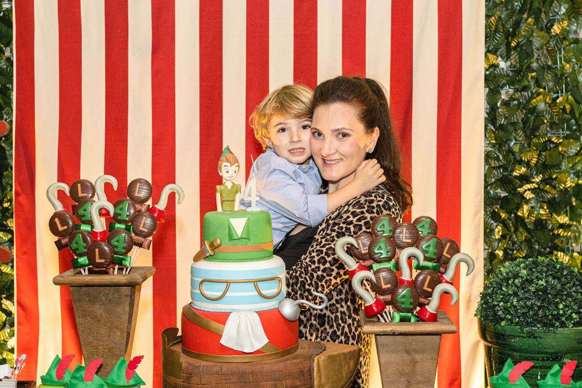 Família na mesa do bolo de festa infantil