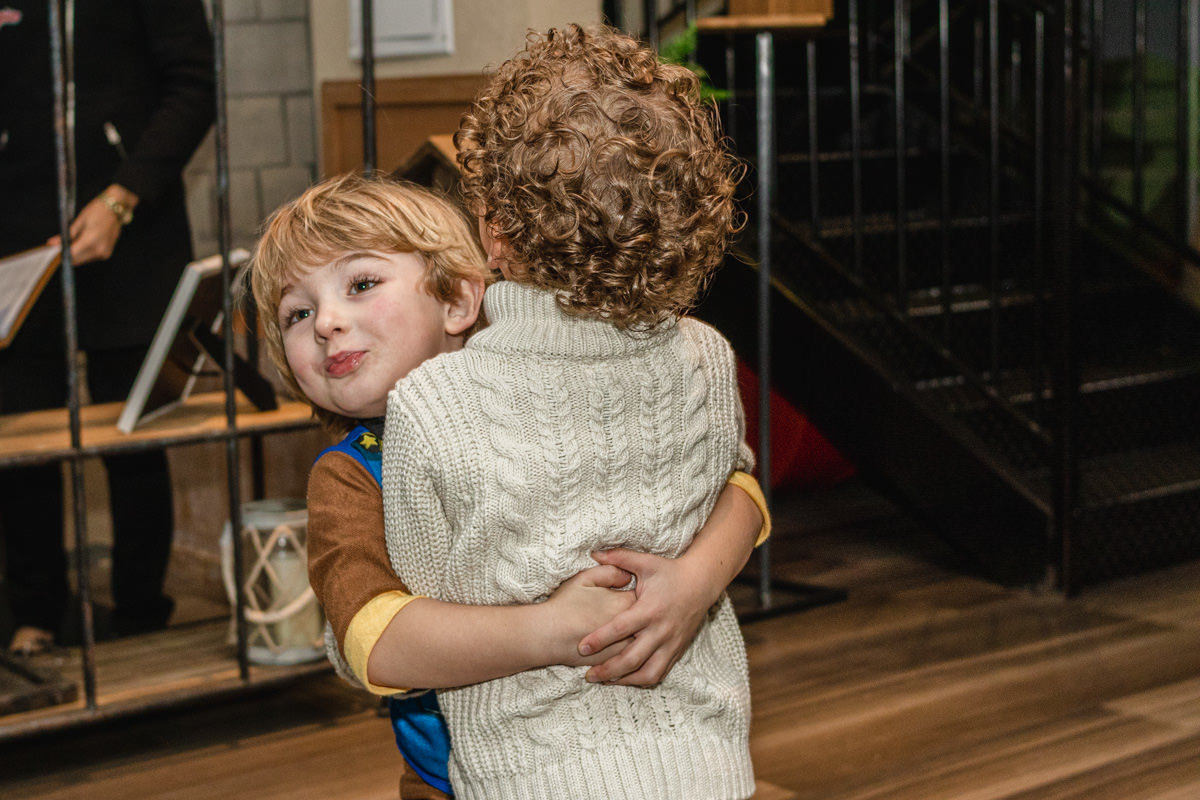 crianças se abraçando Buffet Brigadeiro Curitiba