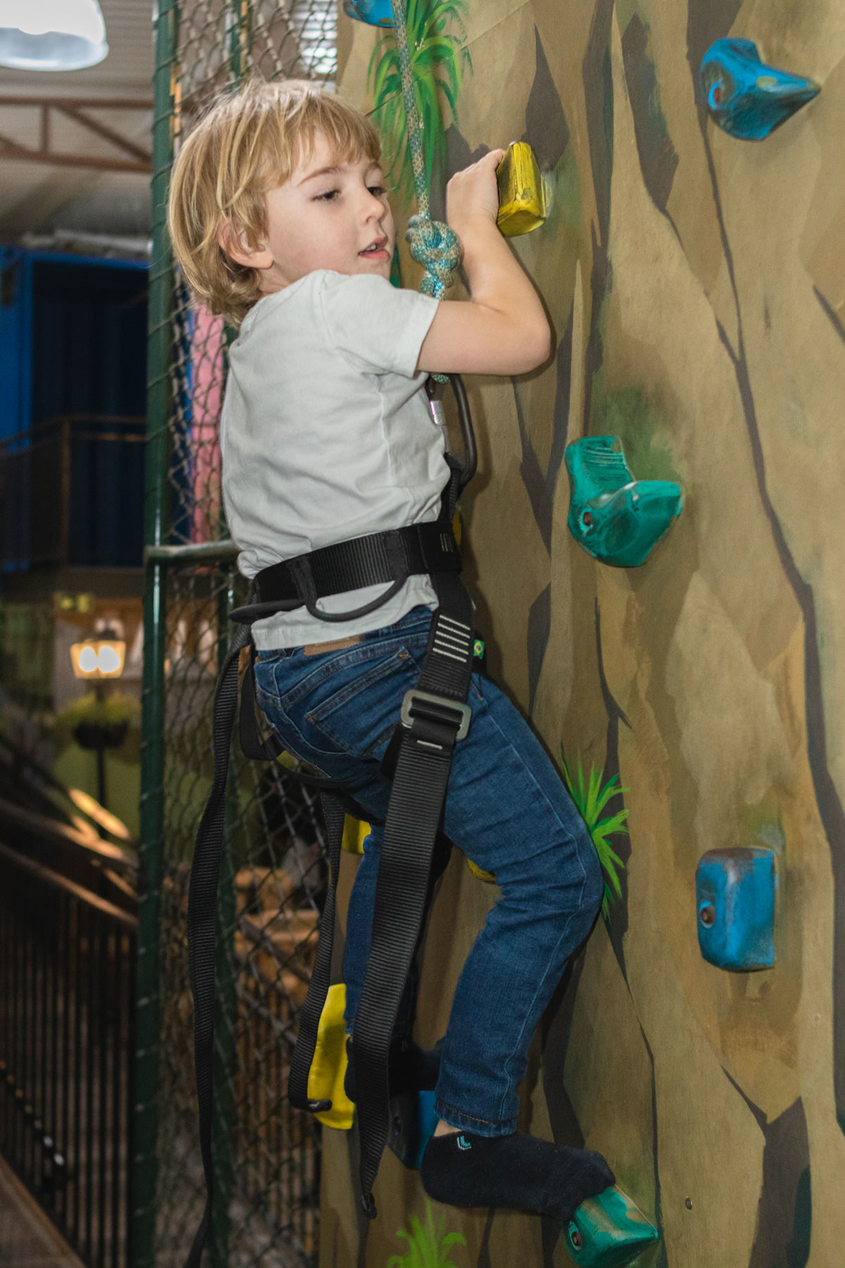 crianças brincando de escalar Buffet Brigadeiro Curitiba