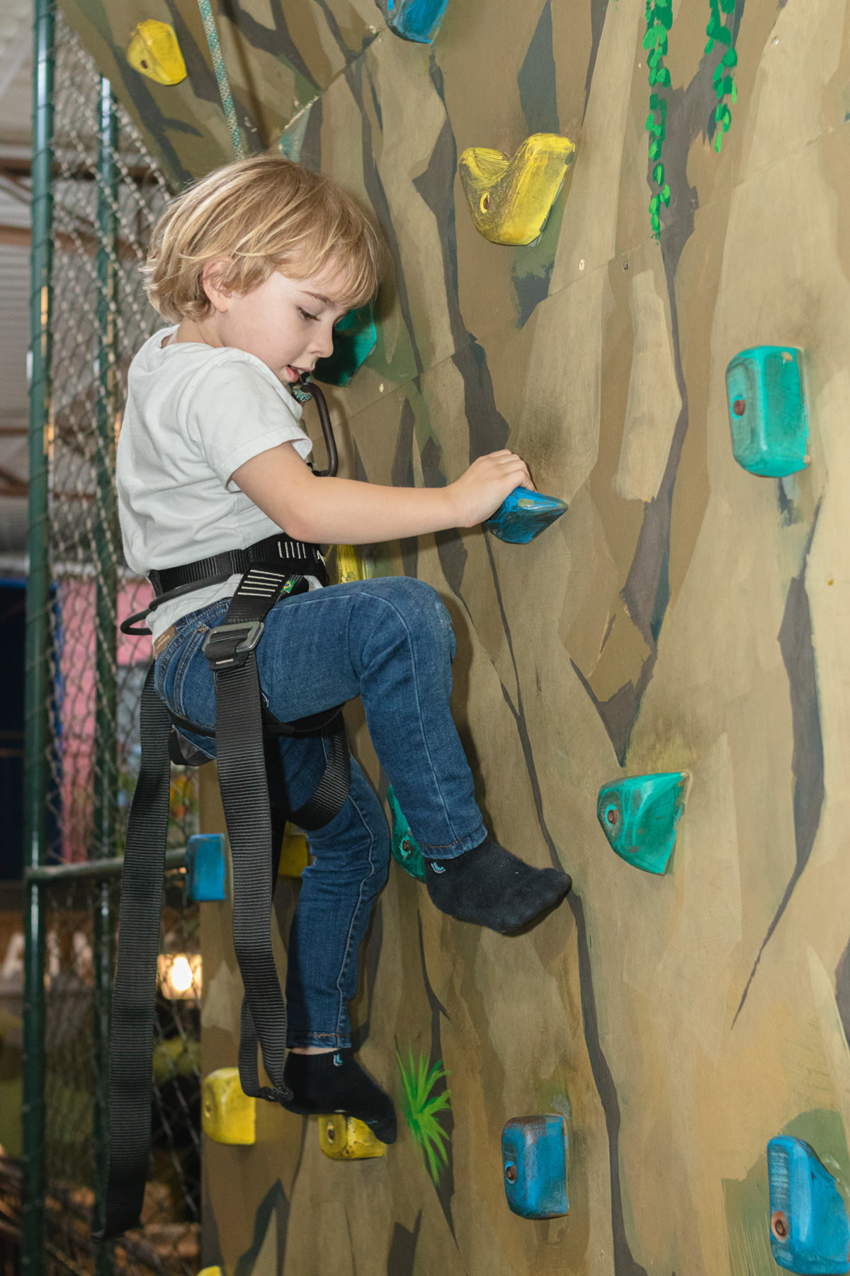 crianças brincando de escalar Buffet Brigadeiro Curitiba