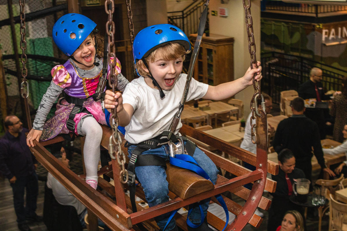 crianças no bondinho do  Buffet Brigadeiro Curitiba
