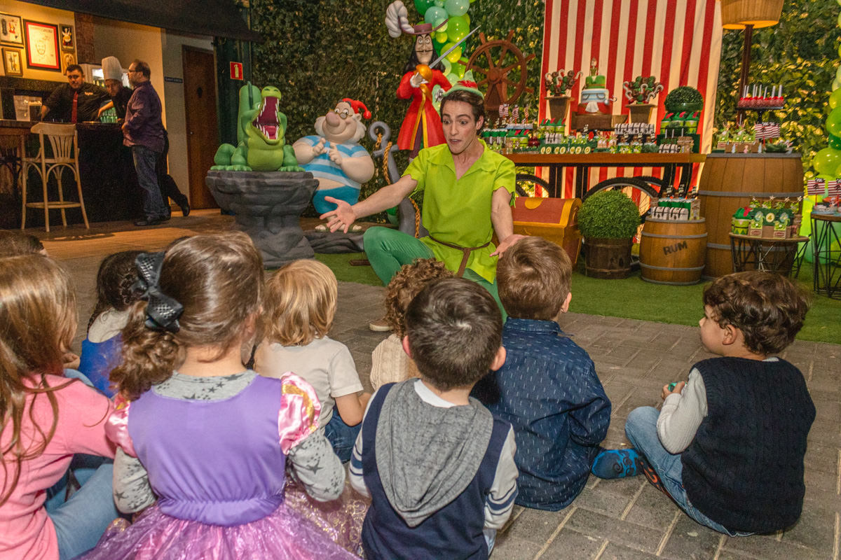 Crianças brincando com personagem vivo Peter Pan Encantada Personagens Buffet Brigadeiro Curitiba